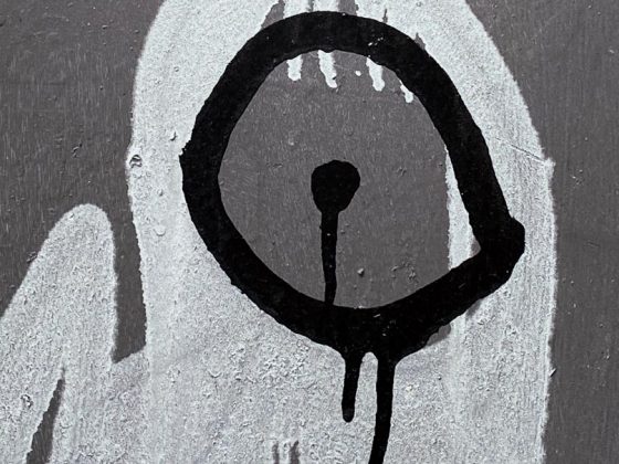 Das in hellgrau, dunkelgrau und schwarz gehaltenen Gemälde zeigt einen stilisierten Kopf, dessen Gesicht aus einem riesigen Auge besteht, aus dem Tränen tropfen.