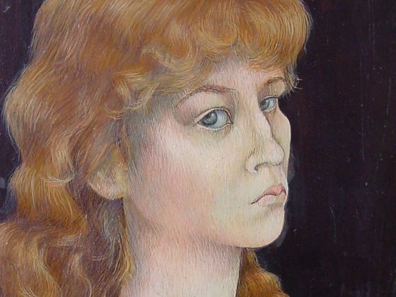 Das Gemälde zeigt im Dreiviertelprofil eine blonde junge Frau mit großen grauen Augen, die ihre Mundwinkel nach unten zieht, dadurch sehr kritisch und unsicher wirkt.