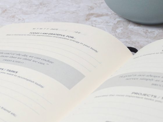 Man sieht eine aufgeschlagene Seite des Kalenderbuches „The Smart Plan“ von Irini Koutava.