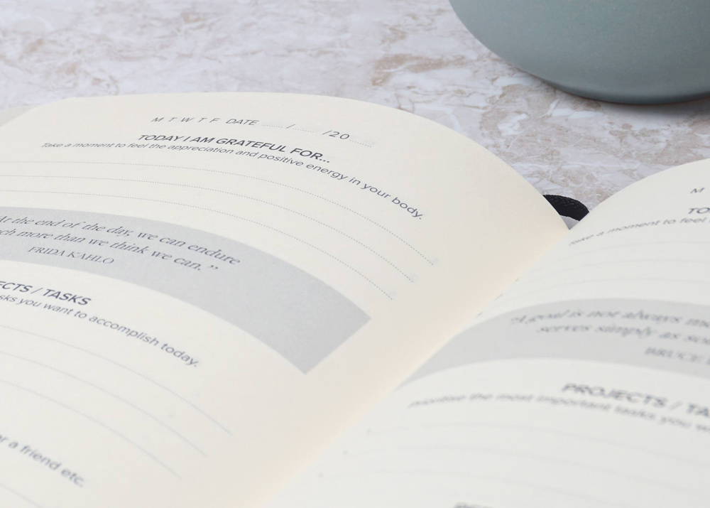 Man sieht eine aufgeschlagene Seite des Kalenderbuches „The Smart Plan“ von Irini Koutava.