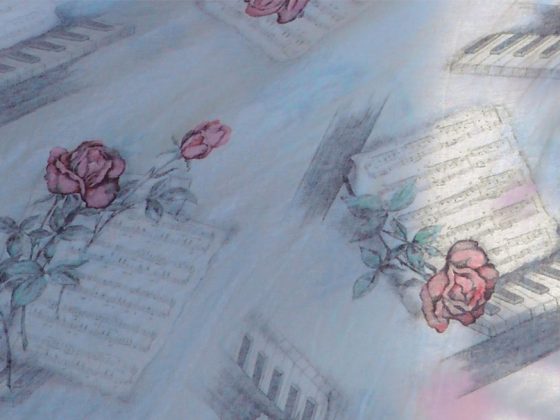 Auf Notenblättern und der Zeichnung einer Hausfassade sind gezeichnete, zartrosa Rosen verstreut.