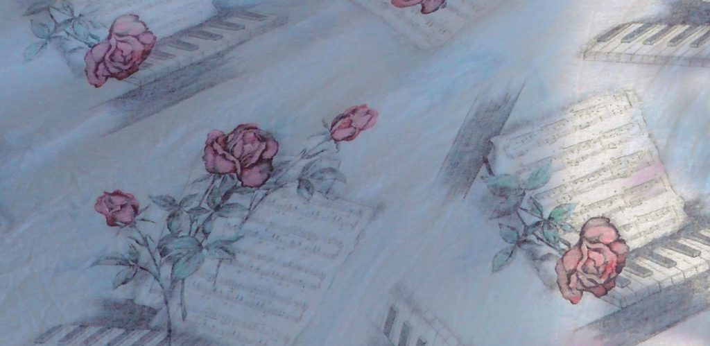 Auf Notenblättern und der Zeichnung einer Hausfassade sind gezeichnete, zartrosa Rosen verstreut.