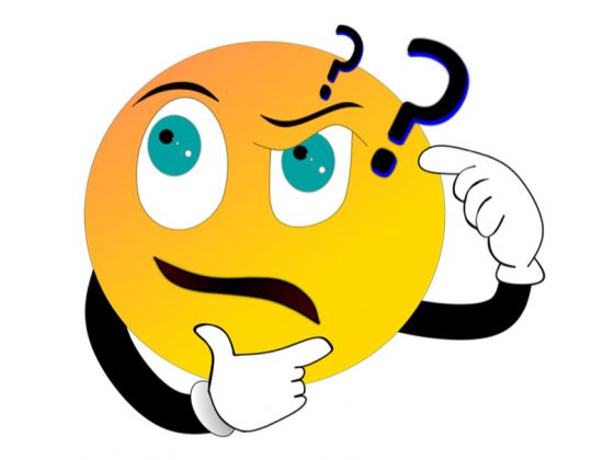 Ein gelbes rundes Emoji-Gesicht zeigt einen verblüfften Gesichtsausdruck, fasst sich mit einer Hand ans Kinn und tippt sich mit der anderen an die Stirn, von der zwei Fragezeichen aufsteigen.