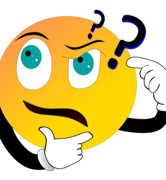 Ein gelbes rundes Emoji-Gesicht zeigt einen verblüfften Gesichtsausdruck, fasst sich mit einer Hand ans Kinn und tippt sich mit der anderen an die Stirn, von der zwei Fragezeichen aufsteigen.