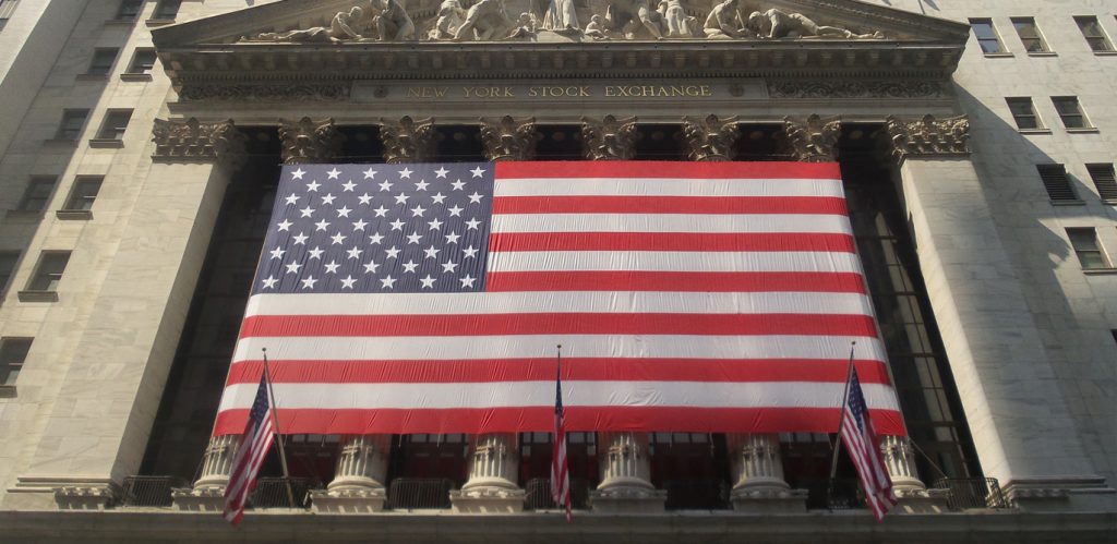 Die amerikanische Flagge „stars and stripes“ ist über den Eingangsbereich der New Yorker Börse gespannt.