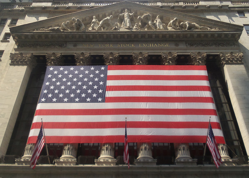 Die amerikanische Flagge „stars and stripes“ ist über den Eingangsbereich der New Yorker Börse gespannt.