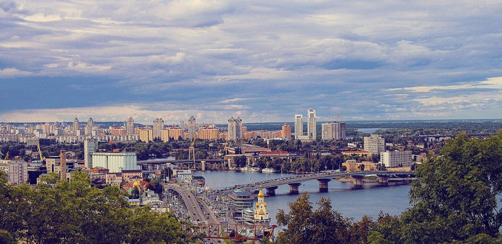 Das Foto zeigt eine Panorama-Aufnahme der ukrainischen Hauptstadt Kiew.