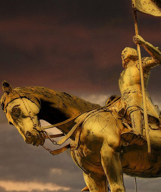 Man sieht eine Statue von Jeanne d’Arc zu Pferd mit einer Standarte in der Hand.