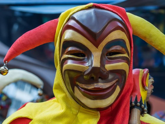 Eine bunte, traditionelle Maske der alemannischen Fasnacht