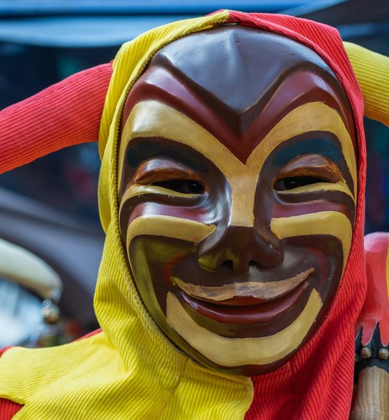Eine bunte, traditionelle Maske der alemannischen Fasnacht