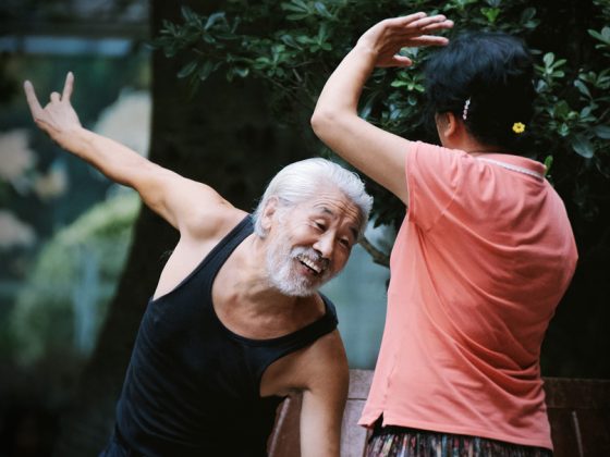 Ein altes Paar tanzt gemeinsam mit viel Freude.